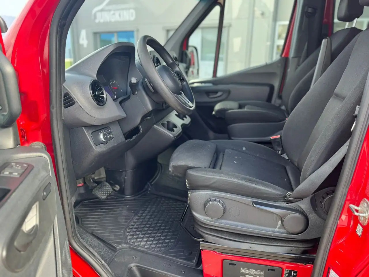 Mercedes-Benz Sprinter 317 CDI Maxi Lang Mixto AHK 3,5t MBUX - Kastenwagen: das Bild 4 Mercedes-Benz Sprinter 317 CDI Maxi Lang Mixto AHK 3,5t MBUX - Kastenwagen: das Bild 4