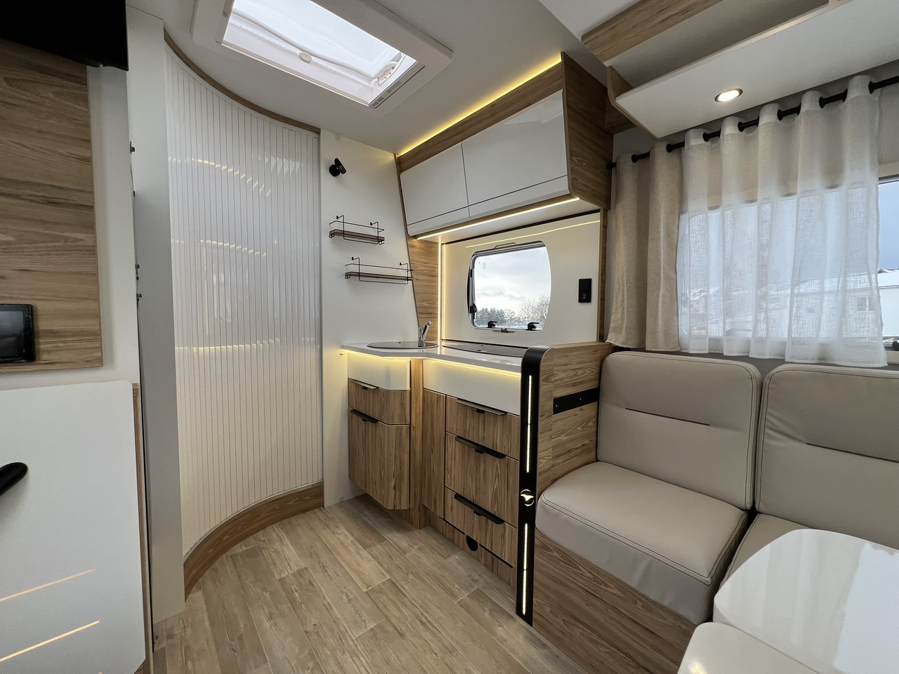 Pilote Pacific P696D Hubbett - Solar - Markise - Teilintegriertes Wohnmobil: das Bild 5 Pilote Pacific P696D Hubbett - Solar - Markise - Teilintegriertes Wohnmobil: das Bild 5