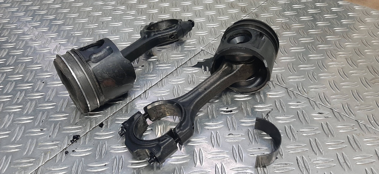 Gebrauchte Motorkolben vom MAN TGL 8.180, Typ D0834 LF 51, Artikel - Nr. : 81.99999 - 9999 - Kolbe/ Ring/ Laufbuchse für LKW: das Bild 1 Gebrauchte Motorkolben vom MAN TGL 8.180, Typ D0834 LF 51, Artikel - Nr. : 81.99999 - 9999 - Kolbe/ Ring/ Laufbuchse für LKW: das Bild 1