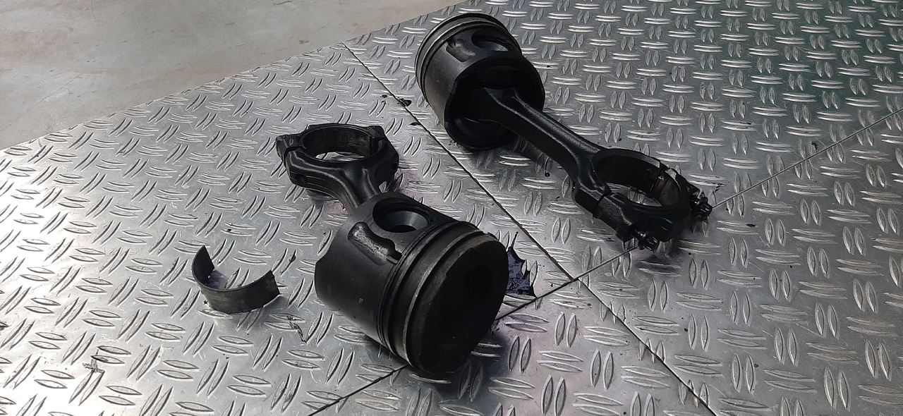 Gebrauchte Motorkolben vom MAN TGL 8.180, Typ D0834 LF 51, Artikel - Nr. : 81.99999 - 9999 - Kolbe/ Ring/ Laufbuchse für LKW: das Bild 4 Gebrauchte Motorkolben vom MAN TGL 8.180, Typ D0834 LF 51, Artikel - Nr. : 81.99999 - 9999 - Kolbe/ Ring/ Laufbuchse für LKW: das Bild 4