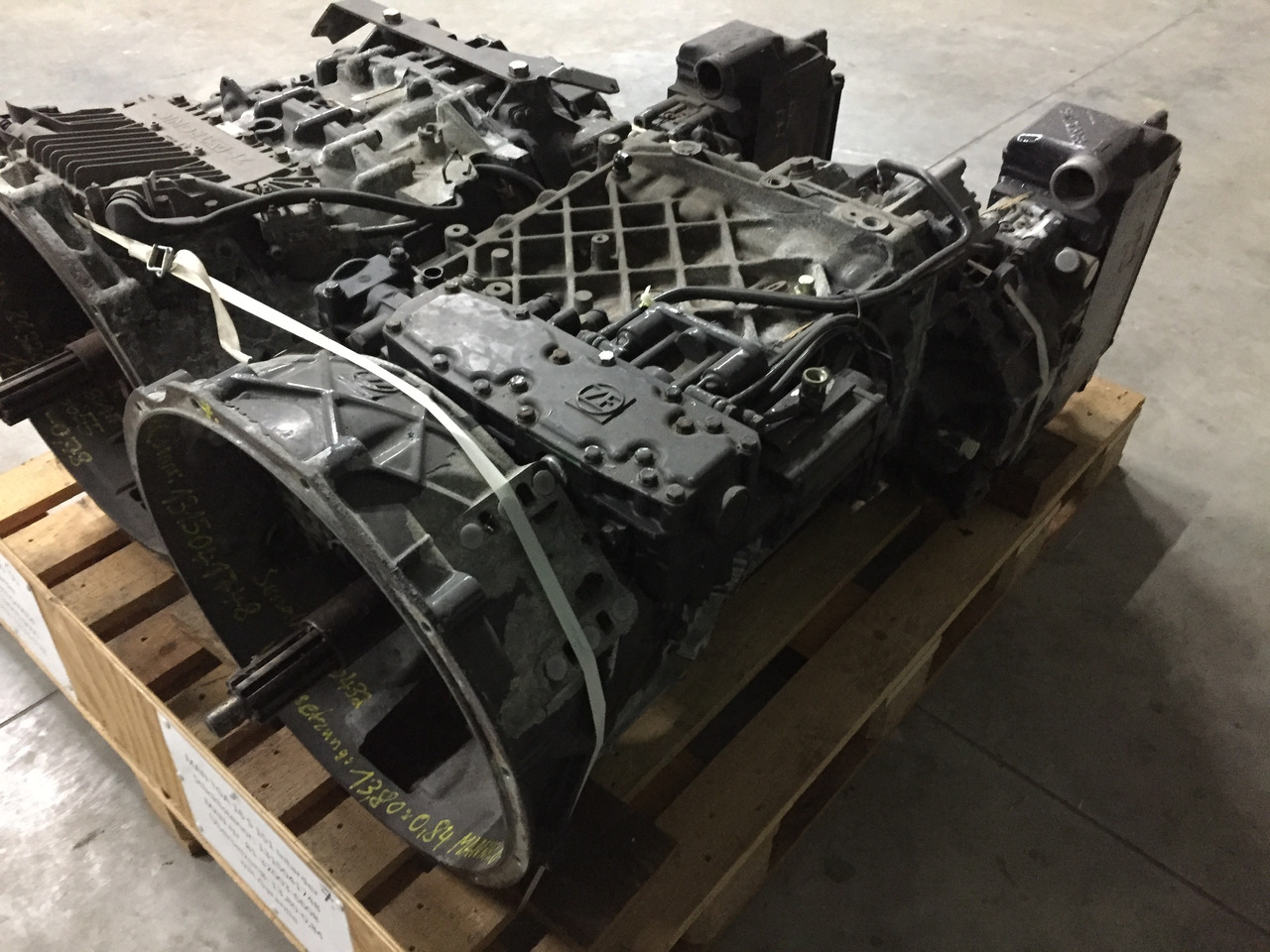 Gebrauchtes Getriebe MAN TGA, Typ : 16S 151, Artikel - Nr. : 81.32003 - 6608 - Getriebe für LKW: das Bild 2 Gebrauchtes Getriebe MAN TGA, Typ : 16S 151, Artikel - Nr. : 81.32003 - 6608 - Getriebe für LKW: das Bild 2