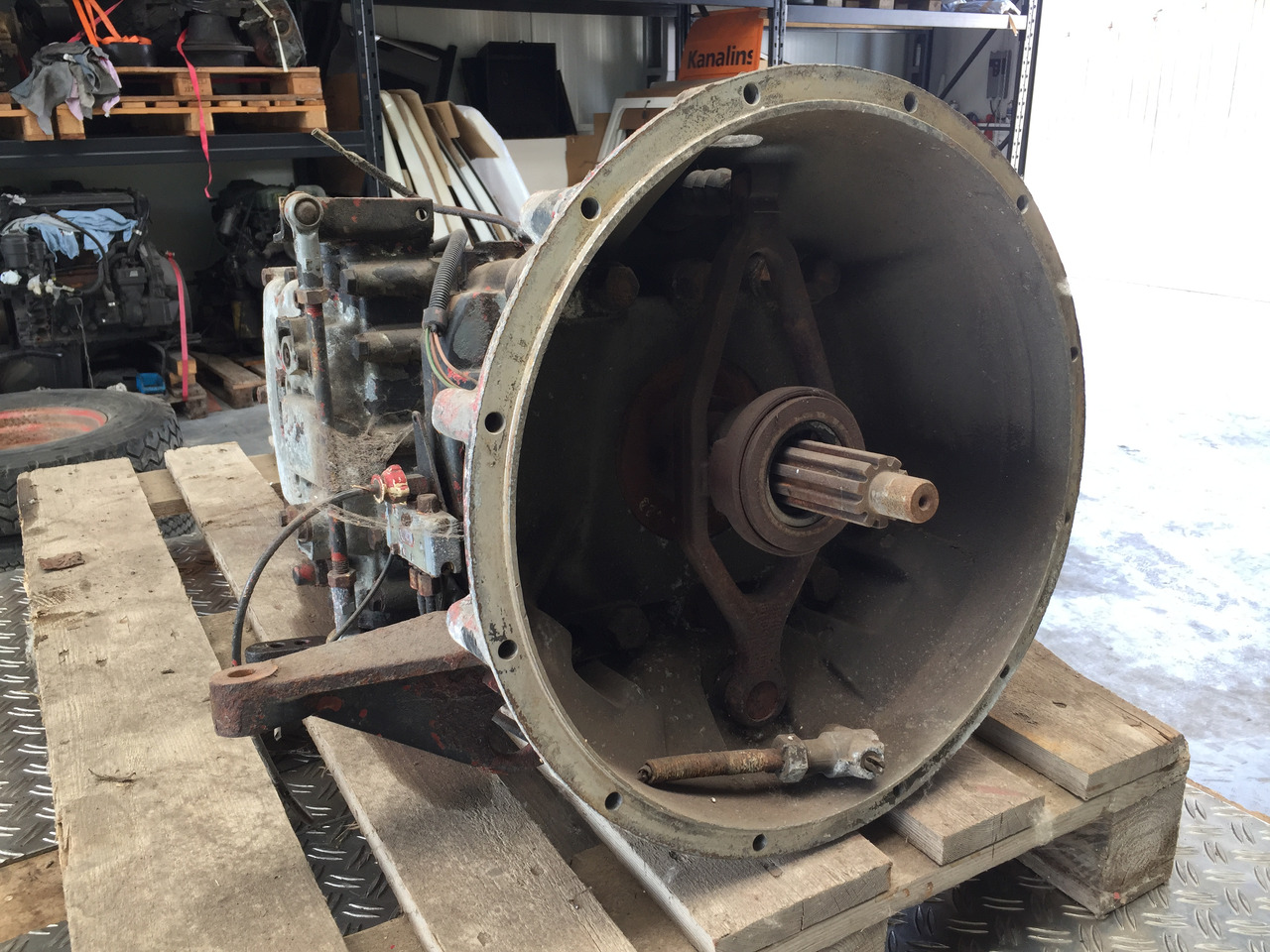 Gebrauchtes ZF Getriebe MAN 17.232, Typ : S6 - 65 + GV - 80, Artikel - Nr. : 81.32002 - 6082 - Getriebe für LKW: das Bild 3 Gebrauchtes ZF Getriebe MAN 17.232, Typ : S6 - 65 + GV - 80, Artikel - Nr. : 81.32002 - 6082 - Getriebe für LKW: das Bild 3