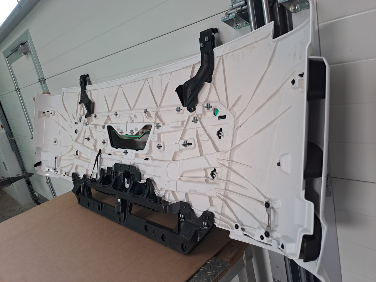 Neuwertige Frontklappe, silber, schmal MAN TGL / TGM / TG3, Artikel - Nr.: 81.61110 - 6123 - Motorhaube für LKW: das Bild 5 Neuwertige Frontklappe, silber, schmal MAN TGL / TGM / TG3, Artikel - Nr.: 81.61110 - 6123 - Motorhaube für LKW: das Bild 5