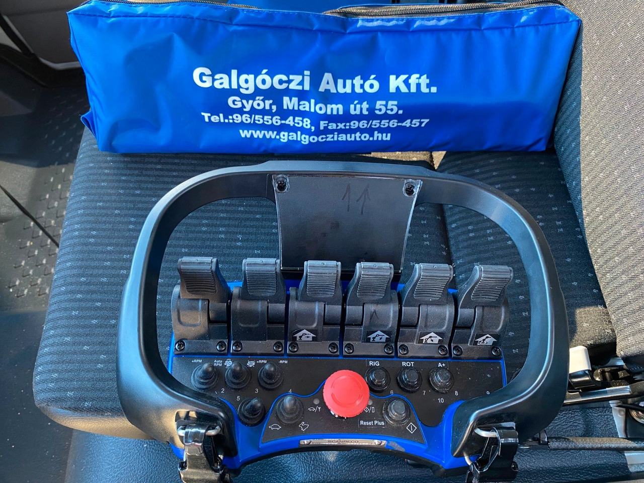 Pritsche Transporter Mitsubishi FUSO CANTER 6C18 4WD PRITSCHE+PM 6522P KRAN: das Bild 6