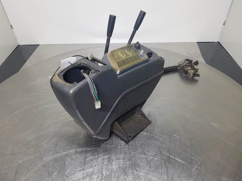 Komatsu PW 75/95 (FAI) - Dashboard/Console/Konsole - Fahrerhaus und Interieur für Baumaschine: das Bild 4 Komatsu PW 75/95 (FAI) - Dashboard/Console/Konsole - Fahrerhaus und Interieur für Baumaschine: das Bild 4
