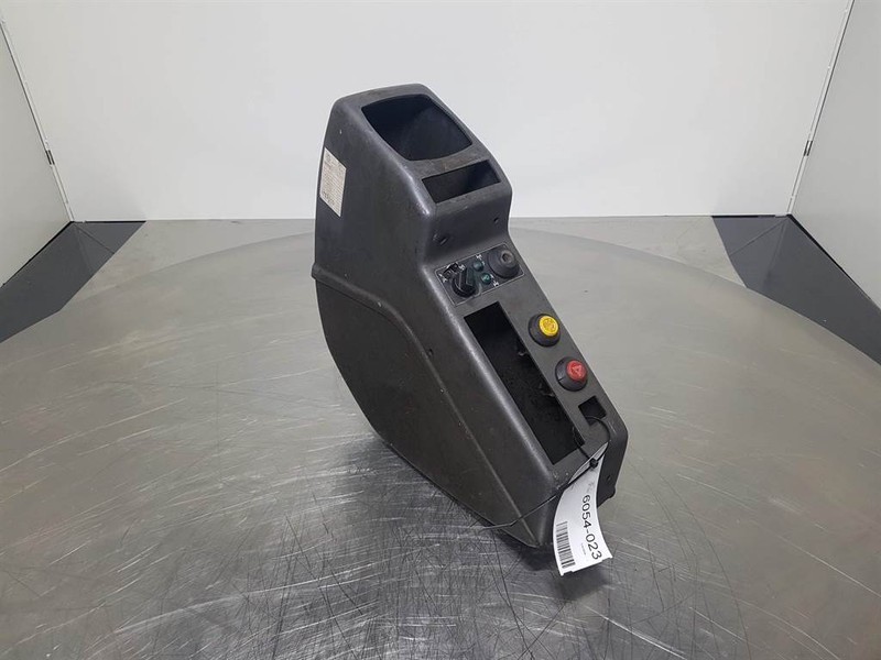 Komatsu PW 75/95 (FAI) - Dashboard/Console/Konsole - Fahrerhaus und Interieur für Baumaschine: das Bild 1 Komatsu PW 75/95 (FAI) - Dashboard/Console/Konsole - Fahrerhaus und Interieur für Baumaschine: das Bild 1