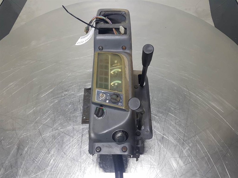 Komatsu PW 75/95 (FAI) - Dashboard/Console/Konsole - Fahrerhaus und Interieur für Baumaschine: das Bild 3 Komatsu PW 75/95 (FAI) - Dashboard/Console/Konsole - Fahrerhaus und Interieur für Baumaschine: das Bild 3