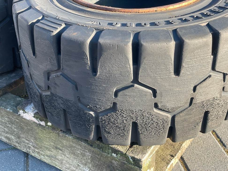 Linde -Trelleborg 200/50-10-Tire/Reifen/Band - Felgen und Reifen für Baumaschine: das Bild 3 Linde -Trelleborg 200/50-10-Tire/Reifen/Band - Felgen und Reifen für Baumaschine: das Bild 3