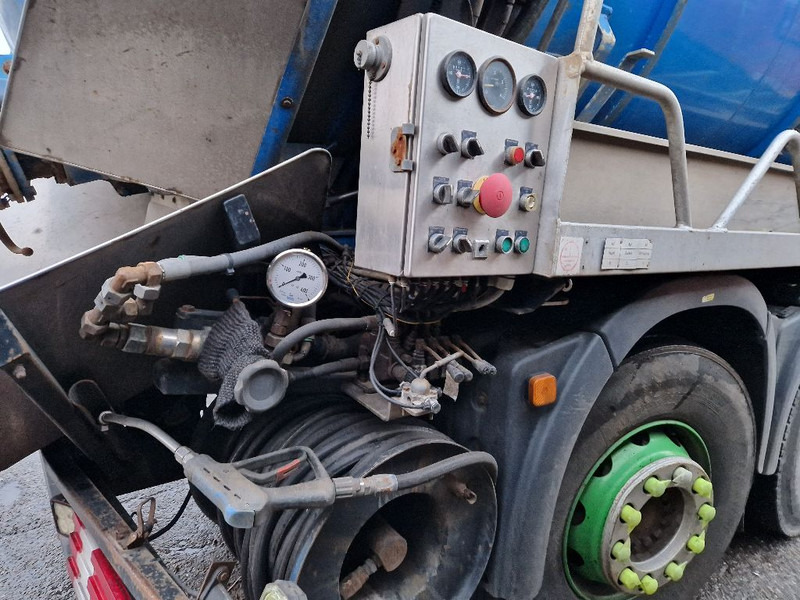 Saug-/ Spülfahrzeug MAN TGA 26.360 6X2: das Bild 11