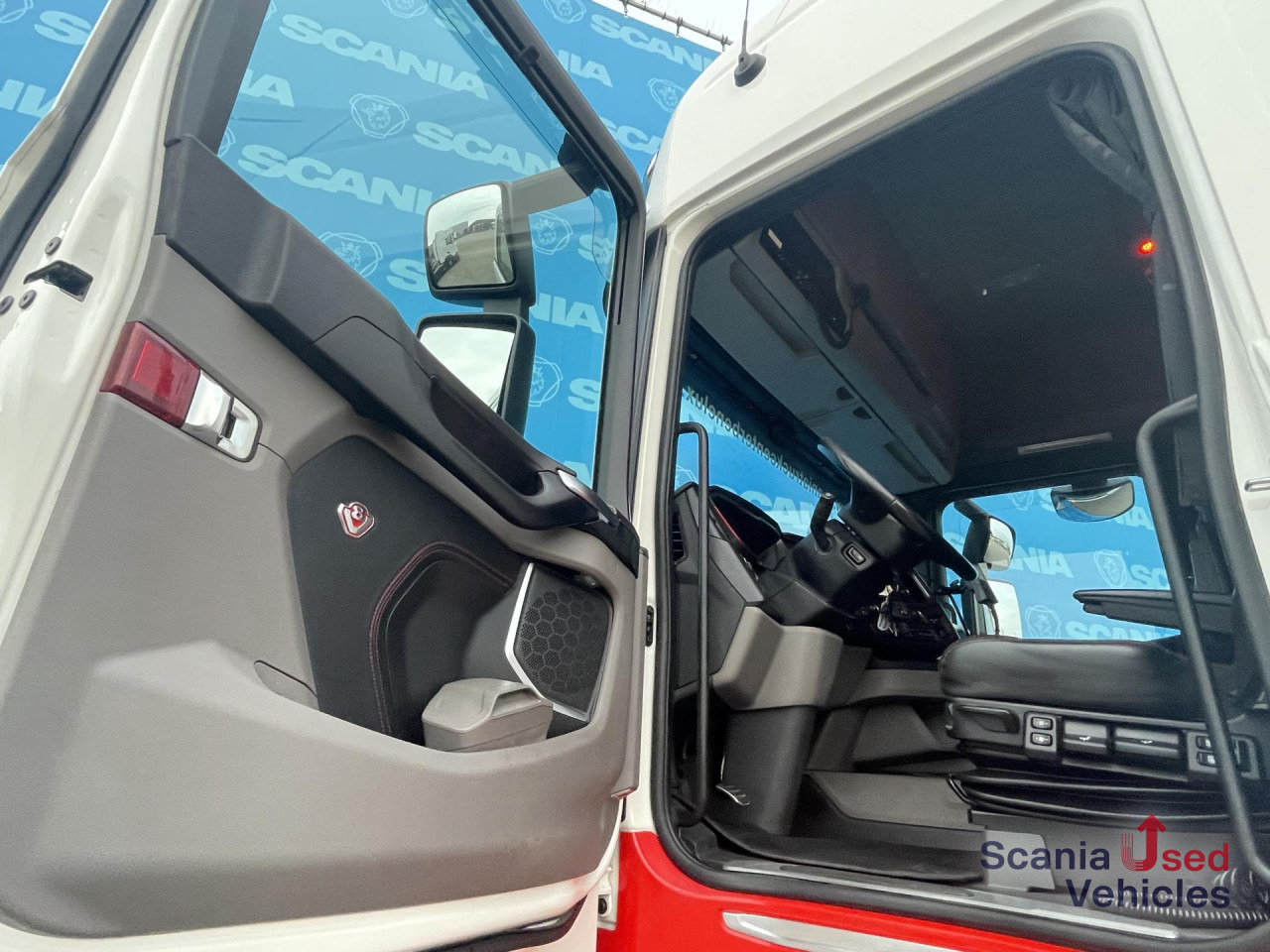 SCANIA R 650 B6x4NB RETARDER V8 WOOD KESLA 2112T CRANE - Holztransporter, Autokran: das Bild 3 SCANIA R 650 B6x4NB RETARDER V8 WOOD KESLA 2112T CRANE - Holztransporter, Autokran: das Bild 3