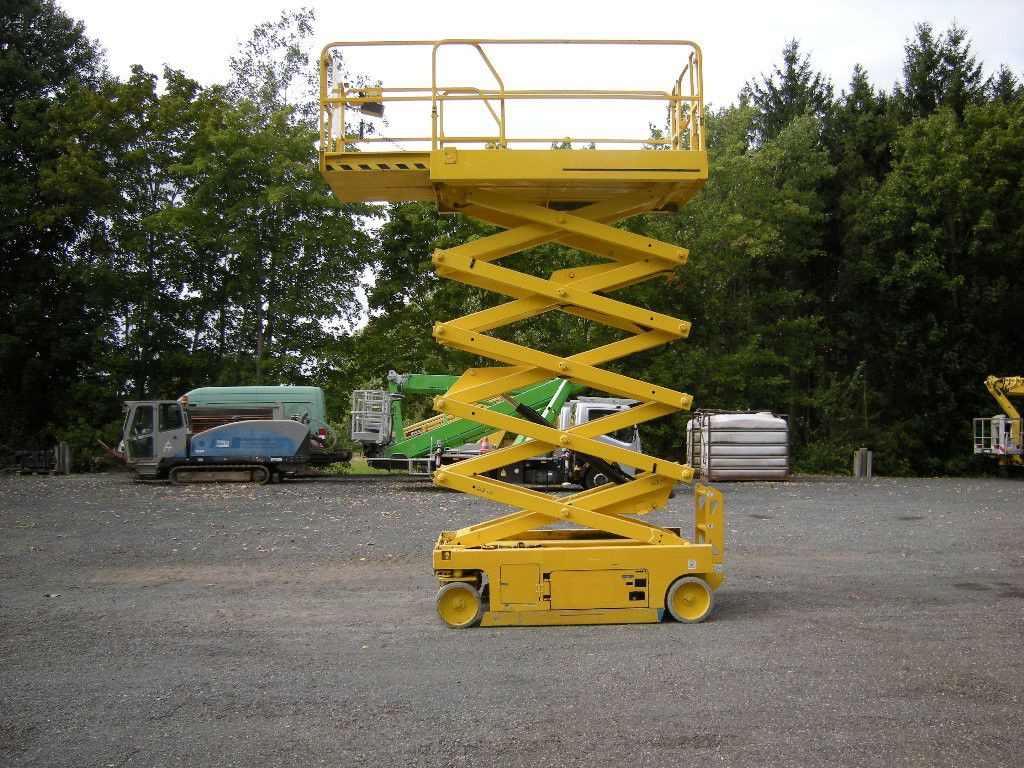 Genie GS 3246 Scherenarbeitsbühne 11,9 m - LKW mit Arbeitsbühne: das Bild 3 Genie GS 3246 Scherenarbeitsbühne 11,9 m - LKW mit Arbeitsbühne: das Bild 3