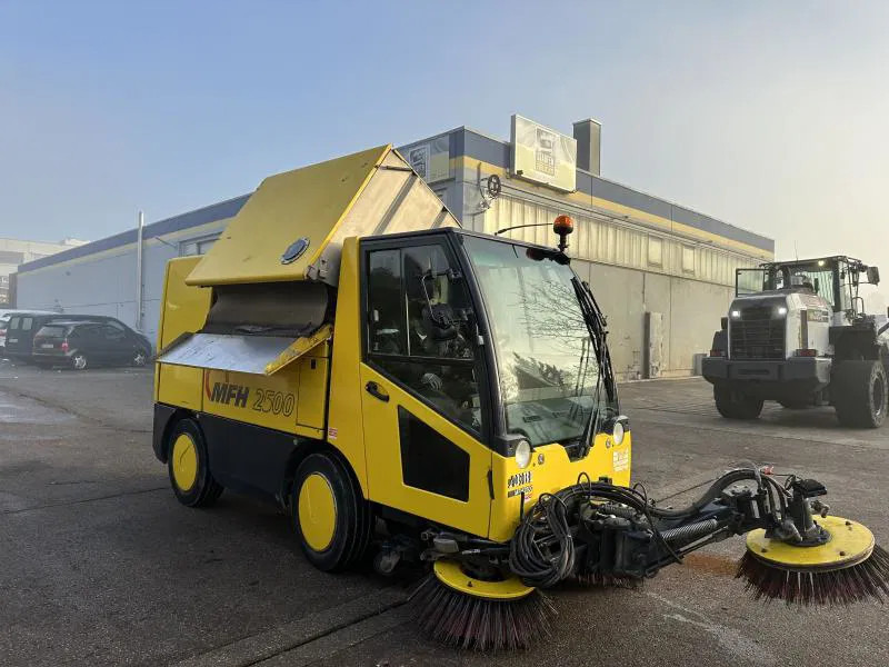 Diversen MFH 2500 Kehrmaschine Klima 3 Besen AEBI MATEC MFH 2500 Kehrmaschine Klima 3 Besen - Kehrsaugmaschine: das Bild 1 Diversen MFH 2500 Kehrmaschine Klima 3 Besen AEBI MATEC MFH 2500 Kehrmaschine Klima 3 Besen - Kehrsaugmaschine: das Bild 1