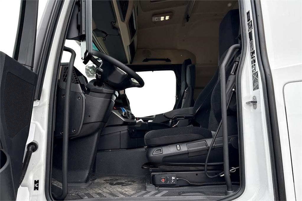 Innenraum Bild 1: Abrollkipper Mercedes-Benz AROCS 3253 8x4 Koukkuauto