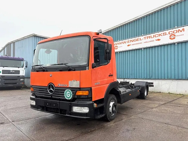 Mercedes-Benz Atego 823L DAY CAB (6-CILINDER) 4x2 CHASSIS (MANUAL GEARBOX / SPER DIFFERENTIAL / 6-CILINDER ENGINE) - Fahrgestell LKW: das Bild 1 Mercedes-Benz Atego 823L DAY CAB (6-CILINDER) 4x2 CHASSIS (MANUAL GEARBOX / SPER DIFFERENTIAL / 6-CILINDER ENGINE) - Fahrgestell LKW: das Bild 1