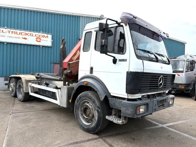 Mercedes-Benz SK 2527 6x2 HOOK-ARM SYSTEM WITH HMF CRANE (V6 ENGINE / ZF MANUAL GEARBOX / REDUCTION AXLE / STEEL SUSPENSION / P.T.O.) - Abrollkipper, Autokran: das Bild 2 Mercedes-Benz SK 2527 6x2 HOOK-ARM SYSTEM WITH HMF CRANE (V6 ENGINE / ZF MANUAL GEARBOX / REDUCTION AXLE / STEEL SUSPENSION / P.T.O.) - Abrollkipper, Autokran: das Bild 2