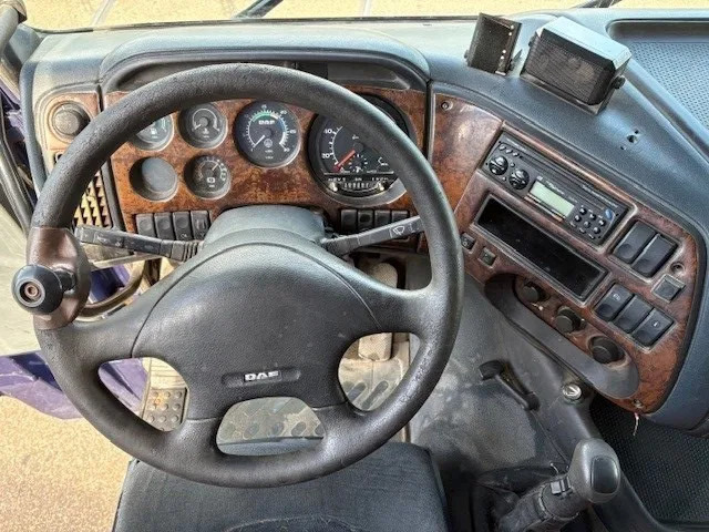 Sattelzugmaschine DAF 95.380 XF SPACECAB (EURO 2 / ZF16 MANUAL GEARBOX / HYDRAULIC KIT / P.T.O. / SIDE SKIRTS / AIRCONDITIONING): das Bild 6