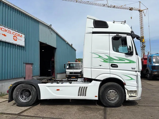 Mercedes-Benz Actros 1845 LS BIGSPACE (RETARDER / EURO 5 / TELLIGENT GEARBOX / FULL SPOILERSET / 2x DIESELTANK / AIRCONDITIONING) - Sattelzugmaschine: das Bild 4 Mercedes-Benz Actros 1845 LS BIGSPACE (RETARDER / EURO 5 / TELLIGENT GEARBOX / FULL SPOILERSET / 2x DIESELTANK / AIRCONDITIONING) - Sattelzugmaschine: das Bild 4