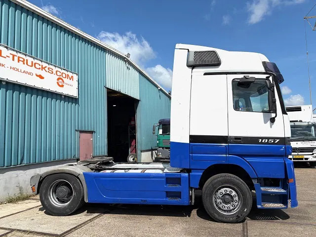 Mercedes-Benz Actros 1857 LS (MP1) MEGASPACE (EPS WITH CLUTCH (3-PEDALS) / RETARDER / REDUCTION AXLE / AIRCONDITIONING) - Sattelzugmaschine: das Bild 4 Mercedes-Benz Actros 1857 LS (MP1) MEGASPACE (EPS WITH CLUTCH (3-PEDALS) / RETARDER / REDUCTION AXLE / AIRCONDITIONING) - Sattelzugmaschine: das Bild 4