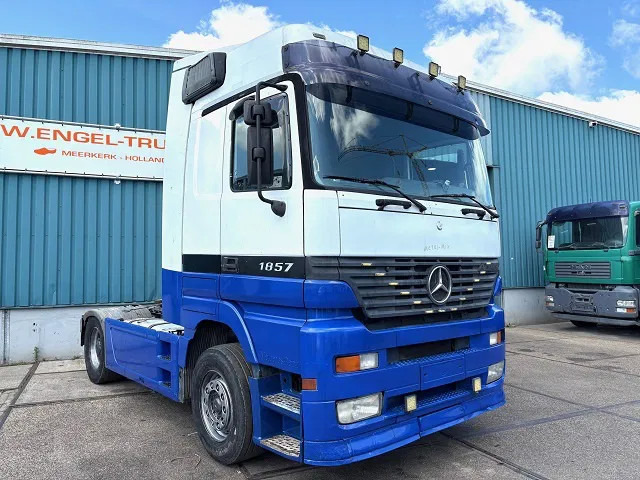 Mercedes-Benz Actros 1857 LS (MP1) MEGASPACE (EPS WITH CLUTCH (3-PEDALS) / RETARDER / REDUCTION AXLE / AIRCONDITIONING) - Sattelzugmaschine: das Bild 2 Mercedes-Benz Actros 1857 LS (MP1) MEGASPACE (EPS WITH CLUTCH (3-PEDALS) / RETARDER / REDUCTION AXLE / AIRCONDITIONING) - Sattelzugmaschine: das Bild 2