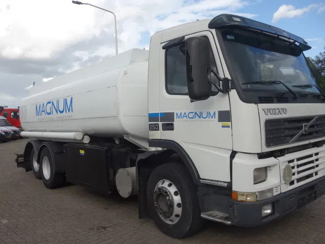 Volvo FM 250 STEELSPRINGS 18000LITERTANK MANUALE FUEL PUMP - Tankwagen: das Bild 1 Volvo FM 250 STEELSPRINGS 18000LITERTANK MANUALE FUEL PUMP - Tankwagen: das Bild 1