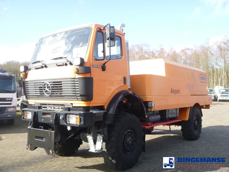 Mercedes-Benz SK 2031 4x4x4 Schmidt CJS9 airport sweeper snow plough - Schneeräumfahrzeug: das Bild 4 Mercedes-Benz SK 2031 4x4x4 Schmidt CJS9 airport sweeper snow plough - Schneeräumfahrzeug: das Bild 4