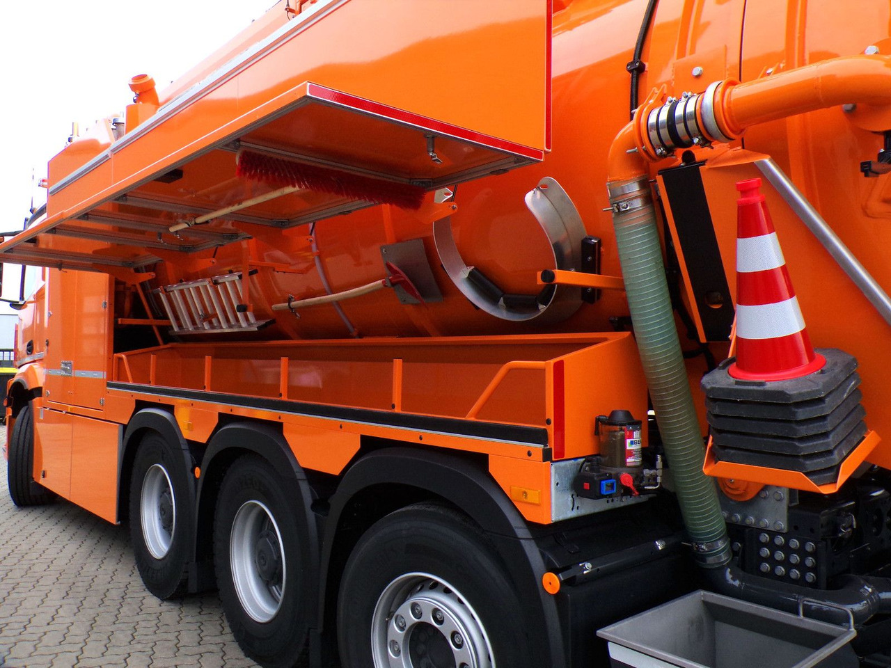 Mercedes-Benz Arocs 3551 8x4 Müller 16mCanalmaster F160EWA WRG - Saug-/ Spülfahrzeug: das Bild 5 Mercedes-Benz Arocs 3551 8x4 Müller 16mCanalmaster F160EWA WRG - Saug-/ Spülfahrzeug: das Bild 5