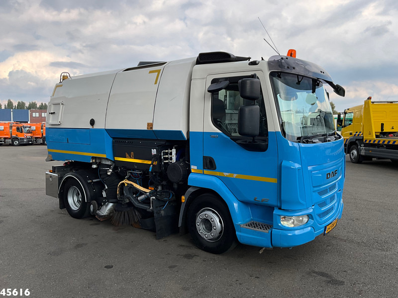 DAF FA LF 180 Euro 6 Johnston VS502 Just 138.807 km! - Kehrmaschine: das Bild 4 DAF FA LF 180 Euro 6 Johnston VS502 Just 138.807 km! - Kehrmaschine: das Bild 4