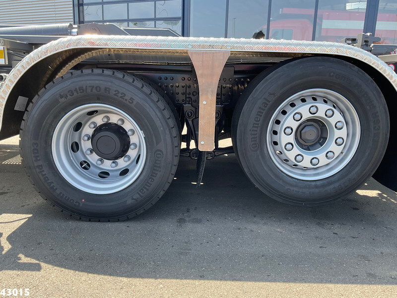 Abrollkipper, Autokran Volvo FM 430 HMF 23 Tonmeter laadkraan: das Bild 12