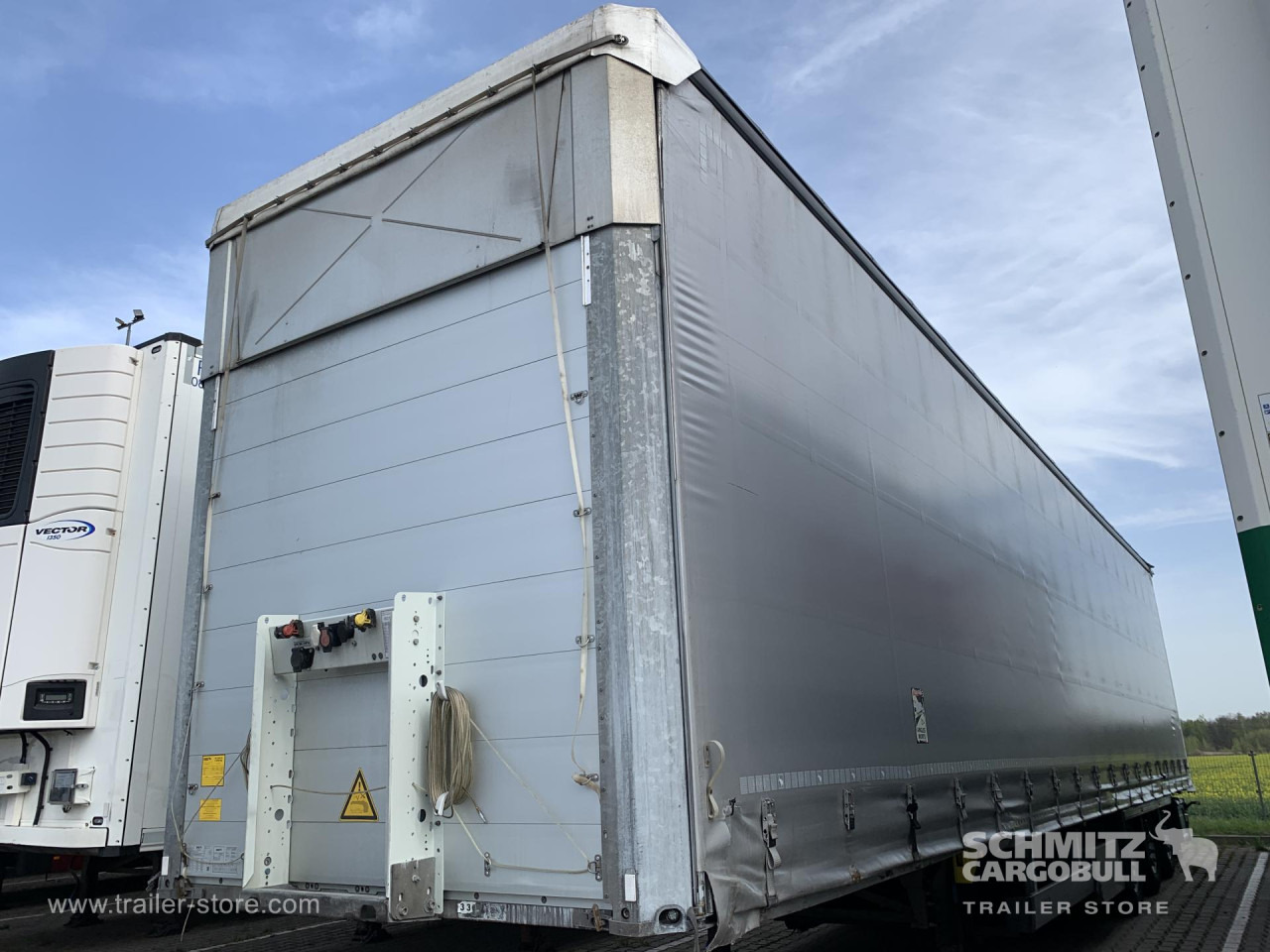 SCHMITZ Curtainsider Mega - Planenauflieger: das Bild 1 SCHMITZ Curtainsider Mega - Planenauflieger: das Bild 1