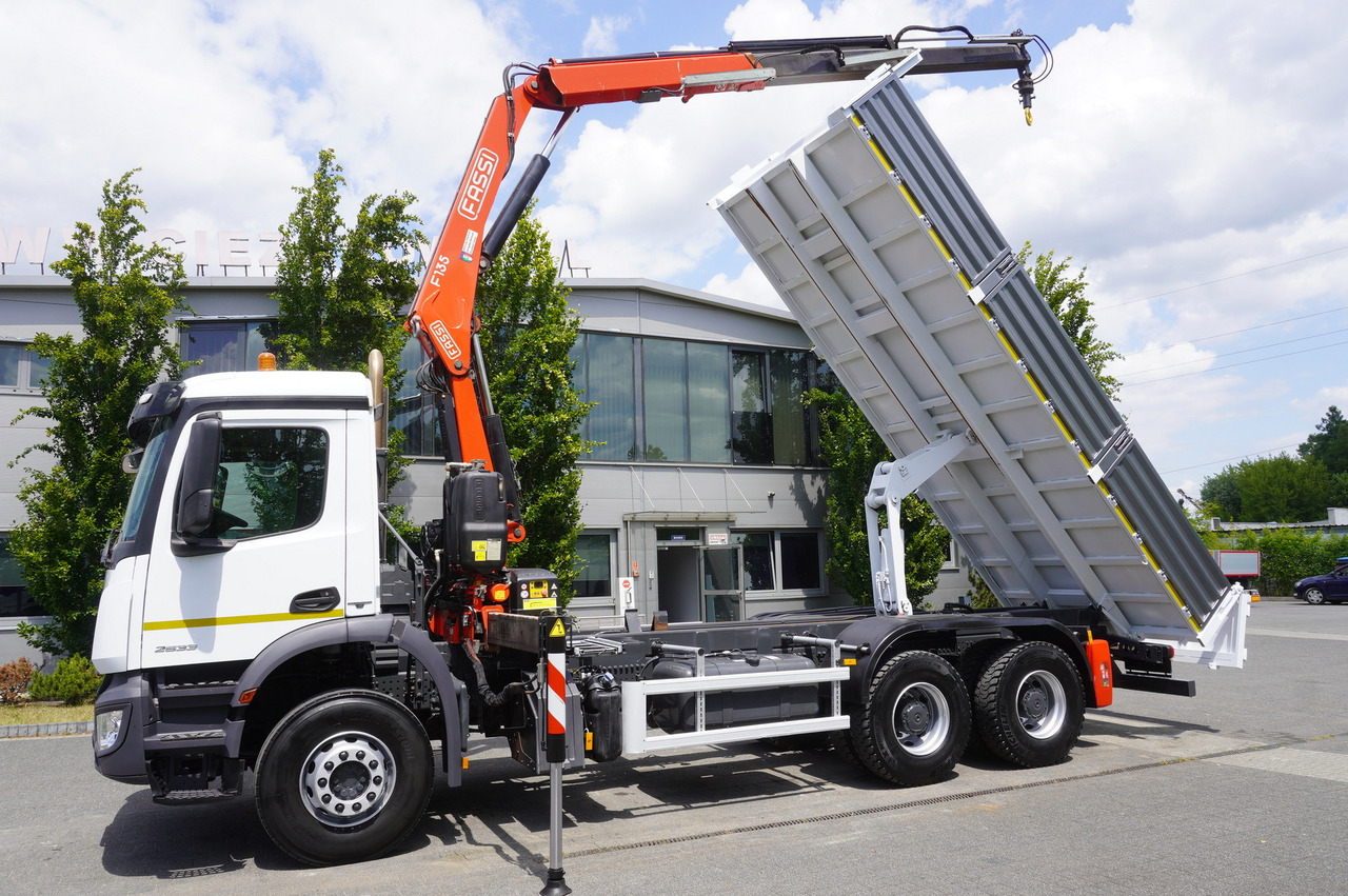 MERCEDES-BENZ AROCS 2633 6x4 / 5.5 T crane FASSI F135 / Tipper 15 EPAL - Autokran: das Bild 5 MERCEDES-BENZ AROCS 2633 6x4 / 5.5 T crane FASSI F135 / Tipper 15 EPAL - Autokran: das Bild 5