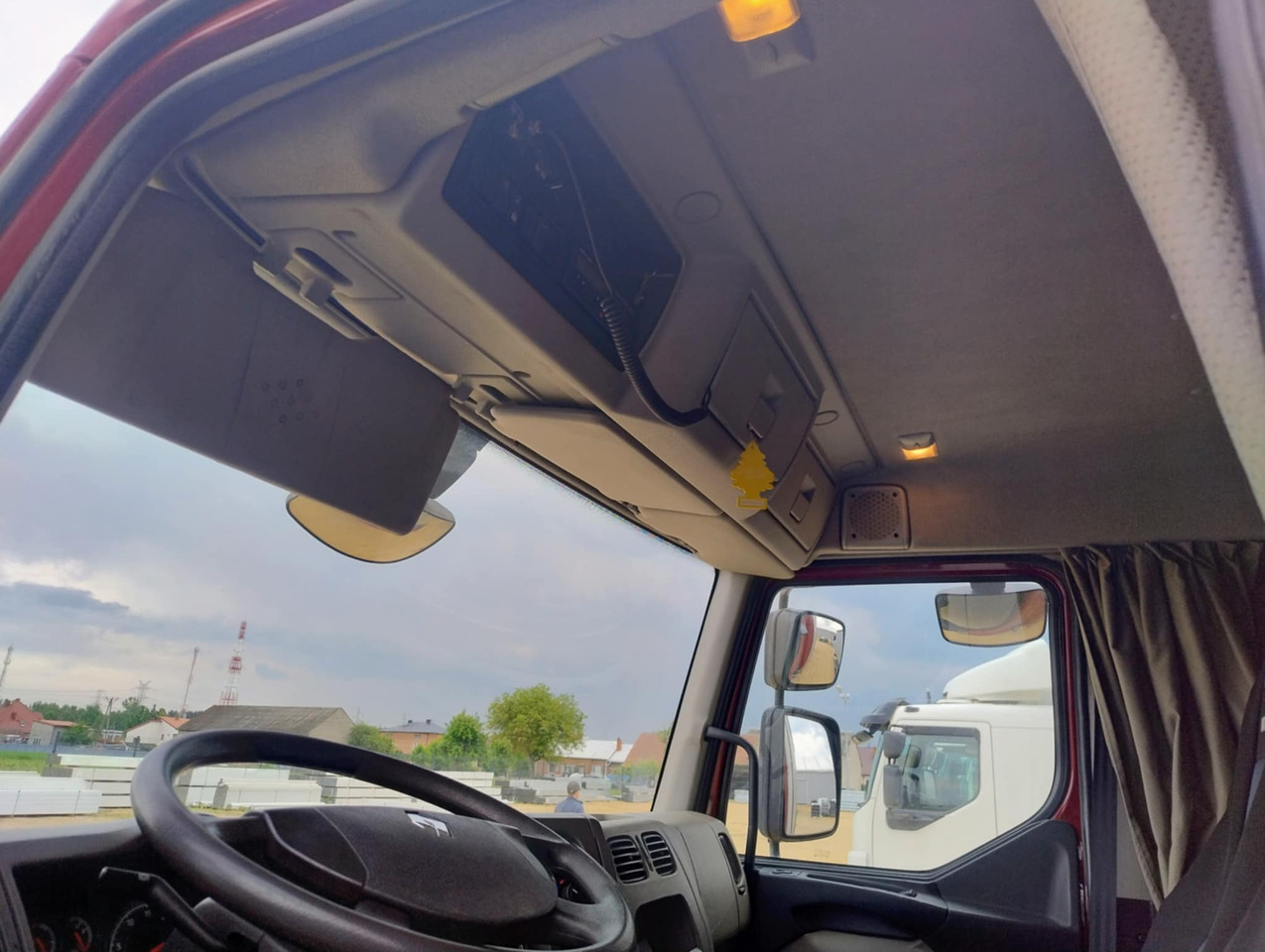 RENAULT Midlum 300 / Curtain 18 EPAL / Sleeping cab - Plane LKW: das Bild 5 RENAULT Midlum 300 / Curtain 18 EPAL / Sleeping cab - Plane LKW: das Bild 5
