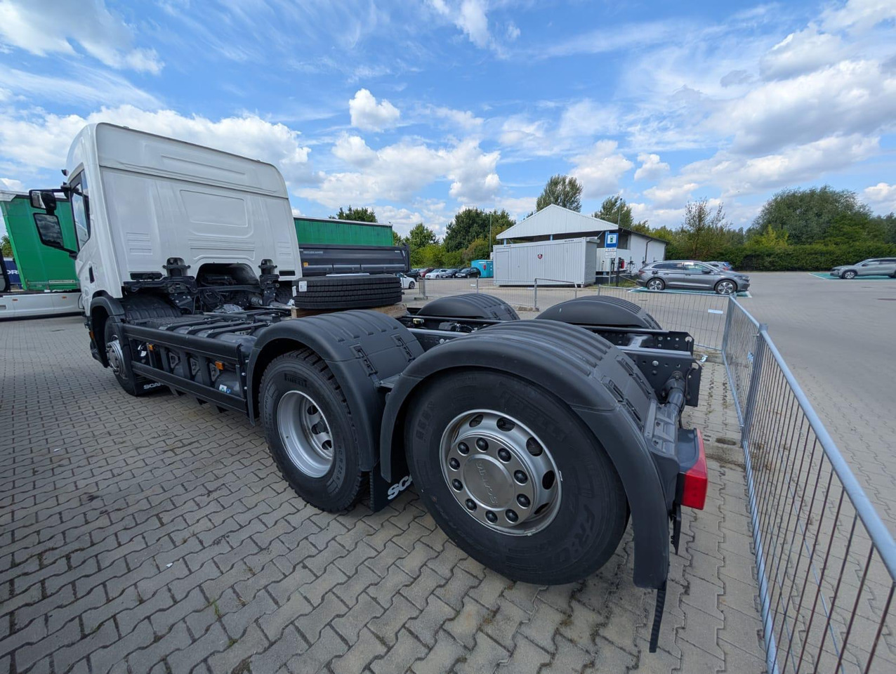 SCANIA P 340 B6x2*4NA / chassis frame / steering axle / CNG / large cab / 8 units - Müllwagen: das Bild 3 SCANIA P 340 B6x2*4NA / chassis frame / steering axle / CNG / large cab / 8 units - Müllwagen: das Bild 3