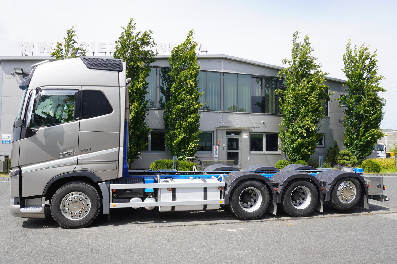 VOLVO Volvo FH16 750 8x4x4 / 750 HP! / Frame 685 cm / Steered 4th axle - Fahrgestell LKW: das Bild 3 VOLVO Volvo FH16 750 8x4x4 / 750 HP! / Frame 685 cm / Steered 4th axle - Fahrgestell LKW: das Bild 3