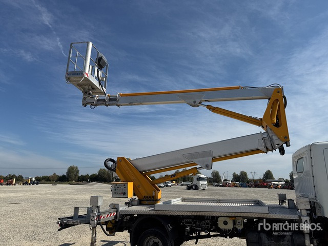 2011 Nissan Cabstar 35 - 11 2011 Multitel Pagliero MX250EX ... Bucket Truck - LKW mit Arbeitsbühne: das Bild 5 2011 Nissan Cabstar 35 - 11 2011 Multitel Pagliero MX250EX ... Bucket Truck - LKW mit Arbeitsbühne: das Bild 5