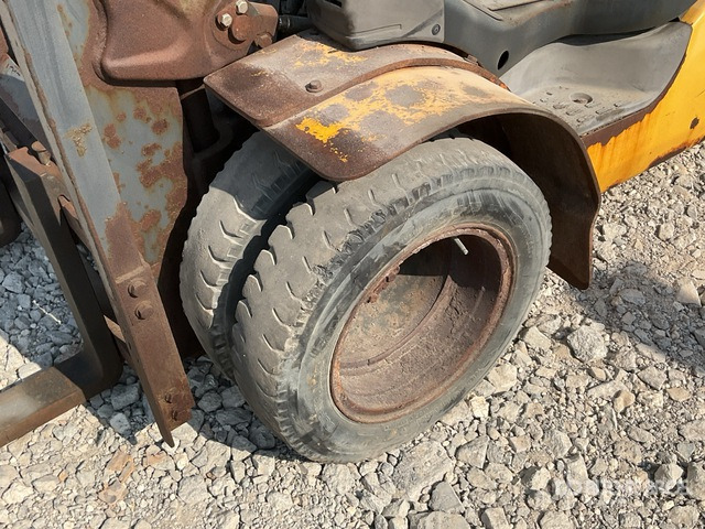 2007 Komatsu FD25T-16 2.5 ton (Inoperable) Forklift - Dieselstapler: das Bild 4 2007 Komatsu FD25T-16 2.5 ton (Inoperable) Forklift - Dieselstapler: das Bild 4