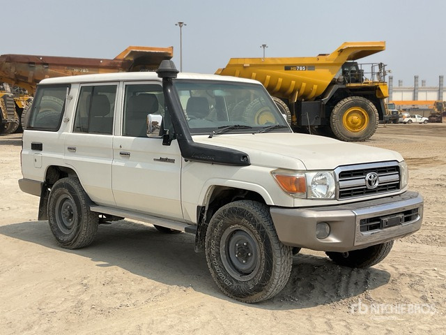 2011 Toyota Land Cruiser LX 76R 4x4 SUV - SUV/ Geländewagen: das Bild 2 2011 Toyota Land Cruiser LX 76R 4x4 SUV - SUV/ Geländewagen: das Bild 2