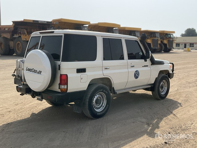 2021 Toyota Land Cruiser 76L 4x4 SUV - SUV/ Geländewagen: das Bild 4 2021 Toyota Land Cruiser 76L 4x4 SUV - SUV/ Geländewagen: das Bild 4