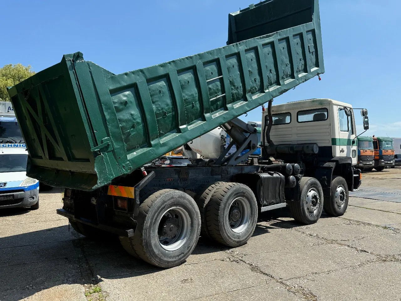 MAN 35.372 8X4 Tipper Spring/Spring ZF Manual Gear E - Kipper: das Bild 4 MAN 35.372 8X4 Tipper Spring/Spring ZF Manual Gear E - Kipper: das Bild 4