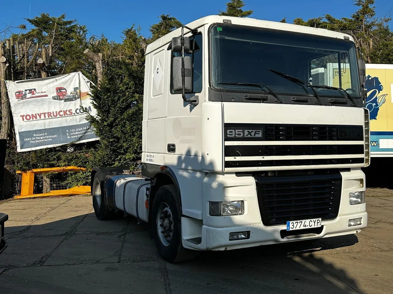 DAF XF 95.380 4X2 Tractor-unit Spring/Air ZF Manual DAF XF 95.380 4X2 Tractor-unit Spring/Air ZF Manual - Sattelzugmaschine: das Bild 1 DAF XF 95.380 4X2 Tractor-unit Spring/Air ZF Manual DAF XF 95.380 4X2 Tractor-unit Spring/Air ZF Manual - Sattelzugmaschine: das Bild 1