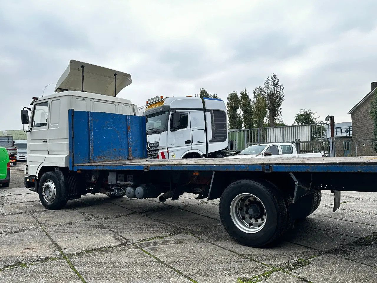 Scania P113-360 4X2 Platform Manual Gear Retarder Scania P113-360 4X2 Platform Manual Gear Retarder - Pritsche LKW: das Bild 3 Scania P113-360 4X2 Platform Manual Gear Retarder Scania P113-360 4X2 Platform Manual Gear Retarder - Pritsche LKW: das Bild 3