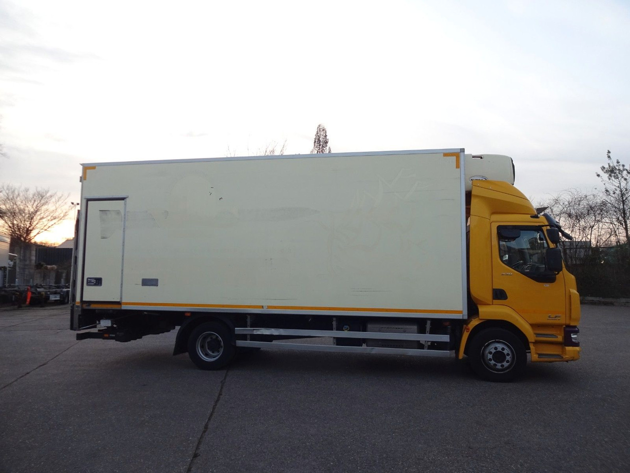 DAF LF 230, 12 T, LBW, Türen, Klima, Automat, Kamera - Koffer LKW: das Bild 4 DAF LF 230, 12 T, LBW, Türen, Klima, Automat, Kamera - Koffer LKW: das Bild 4