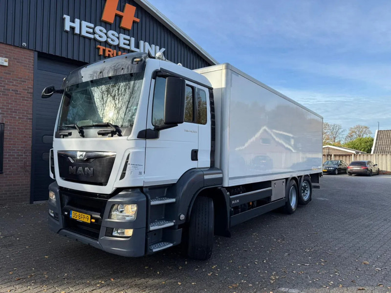 MAN TGS 26.320 7.6M Koffer Stuuras AHK 3.000KG LBW 243.060KM! NL Truck EURO 6 APK 02/2026 - Koffer LKW: das Bild 1 MAN TGS 26.320 7.6M Koffer Stuuras AHK 3.000KG LBW 243.060KM! NL Truck EURO 6 APK 02/2026 - Koffer LKW: das Bild 1