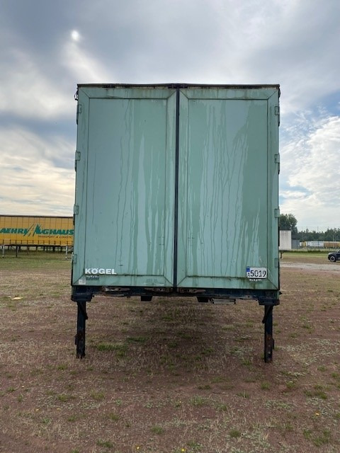 Kögel BDF-System 7.450 mm, Heck hohe Portaltüren - Planenaufbau: das Bild 3 Kögel BDF-System 7.450 mm, Heck hohe Portaltüren - Planenaufbau: das Bild 3