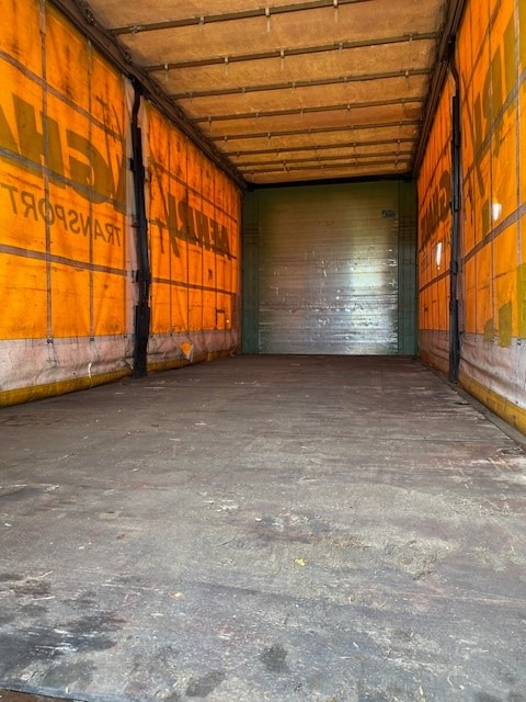 Kögel BDF-System 7.450 mm, Heck hohe Portaltüren - Planenaufbau: das Bild 4 Kögel BDF-System 7.450 mm, Heck hohe Portaltüren - Planenaufbau: das Bild 4
