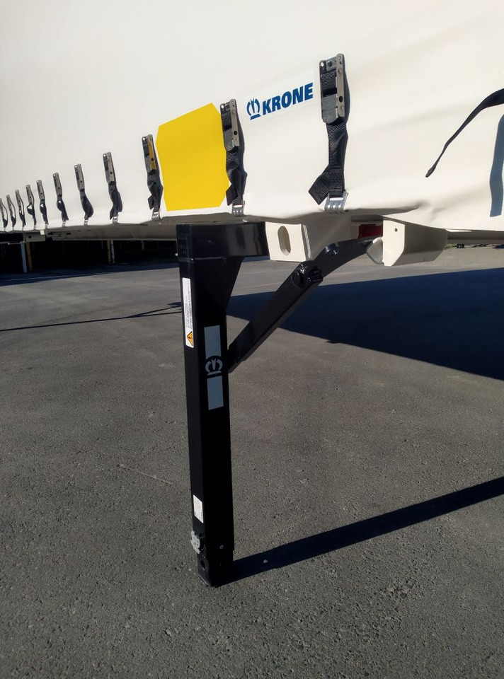 Krone BDF-System, 7.450 mm lang. - Planenaufbau: das Bild 1 Krone BDF-System, 7.450 mm lang. - Planenaufbau: das Bild 1