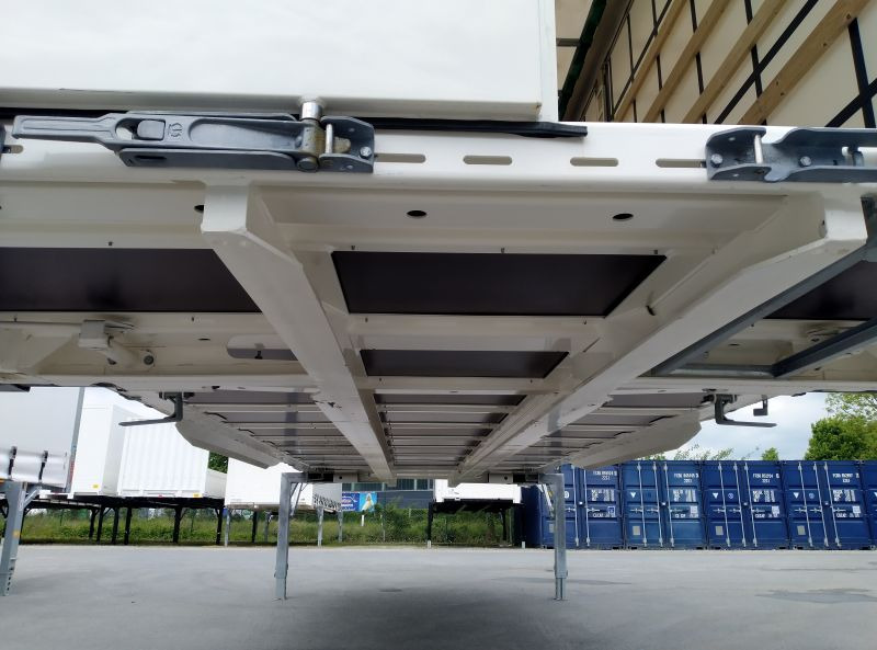 Krone BDF-System, 7.820 mm lang. - Planenaufbau: das Bild 5 Krone BDF-System, 7.820 mm lang. - Planenaufbau: das Bild 5