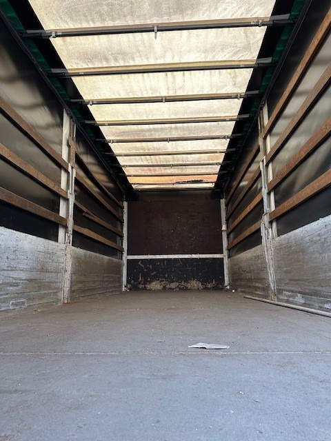 Krone Wechselpritsche BDF-System 7.45m mit Plane und Spriegel, Portaltüren - Planenaufbau: das Bild 3 Krone Wechselpritsche BDF-System 7.45m mit Plane und Spriegel, Portaltüren - Planenaufbau: das Bild 3
