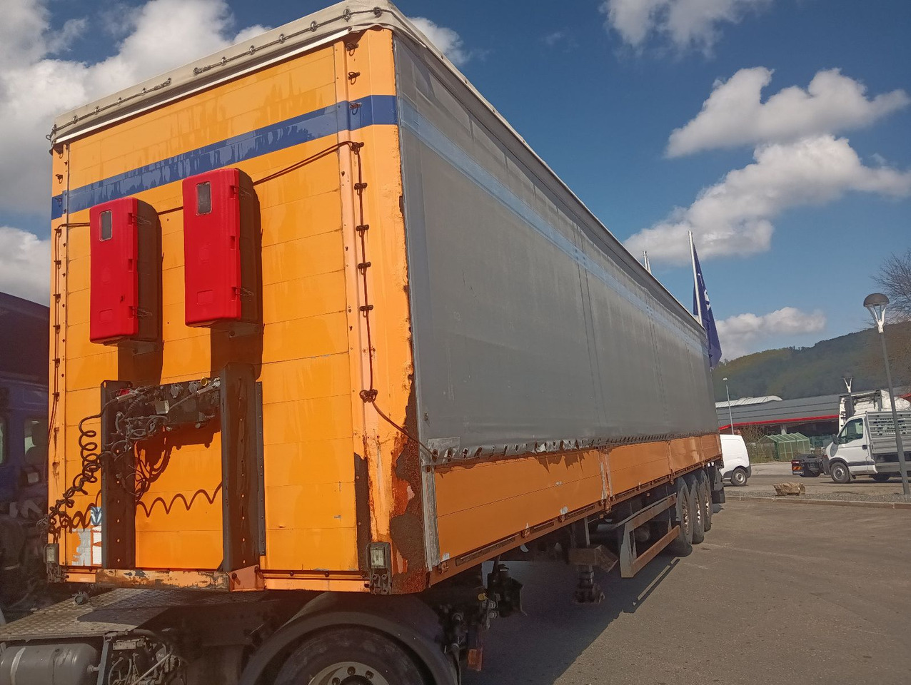 Kögel SN24BORDWANDSIDER EDSCHA BPW Disc Lift Portaltür - Planenauflieger: das Bild 3 Kögel SN24BORDWANDSIDER EDSCHA BPW Disc Lift Portaltür - Planenauflieger: das Bild 3