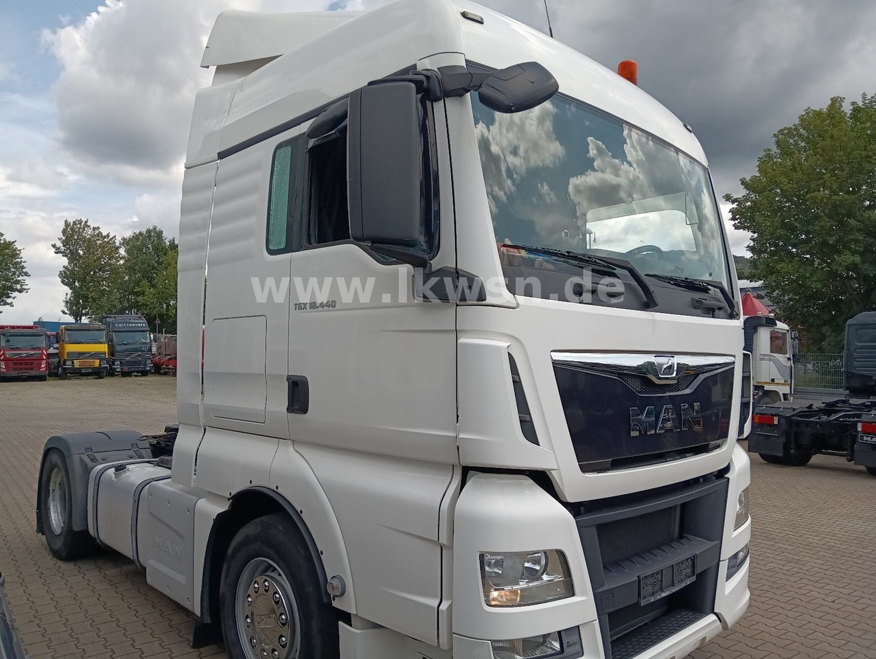 MAN TGX 18:440 FLT XLX 2xTank Klima Spoiler Kühlbox MAN TGX 18:440 FLT XLX 2xTank Klima Spoiler Kühlbox - Sattelzugmaschine: das Bild 3 MAN TGX 18:440 FLT XLX 2xTank Klima Spoiler Kühlbox MAN TGX 18:440 FLT XLX 2xTank Klima Spoiler Kühlbox - Sattelzugmaschine: das Bild 3