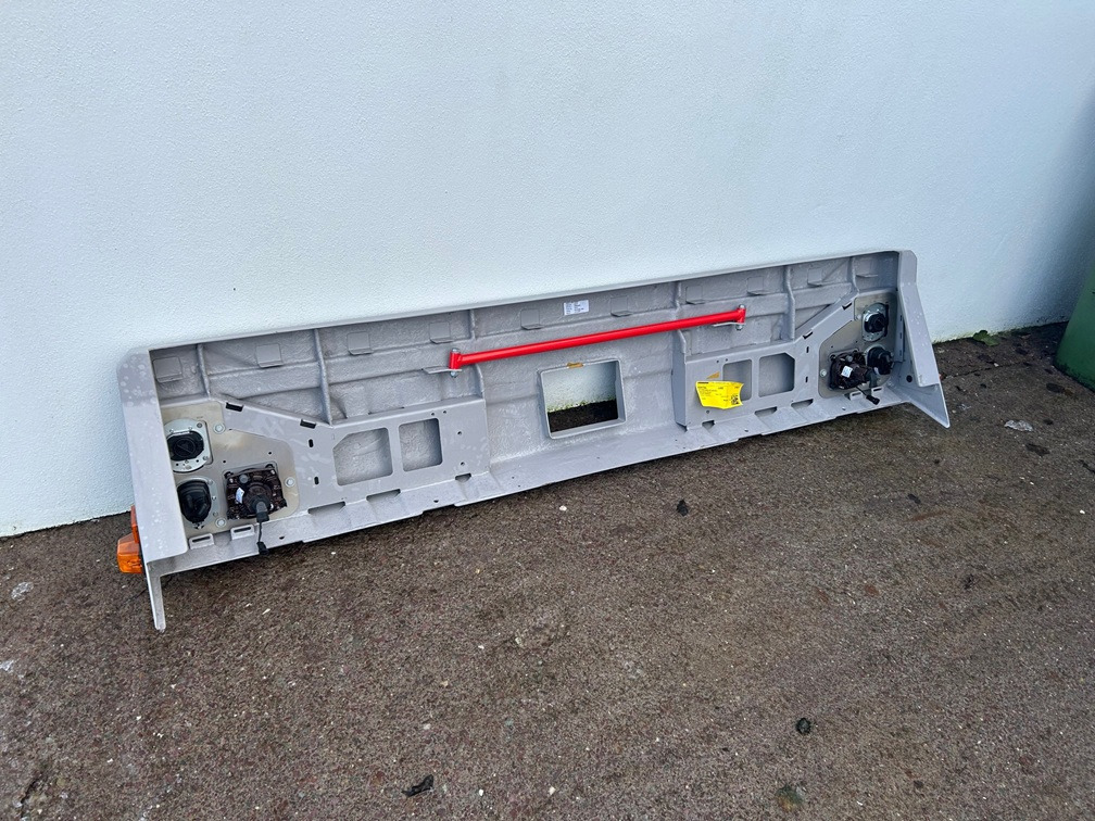 LIEBHERR Front Bumper Part Number 96001000 - All-Terrain Kran: das Bild 4 LIEBHERR Front Bumper Part Number 96001000 - All-Terrain Kran: das Bild 4